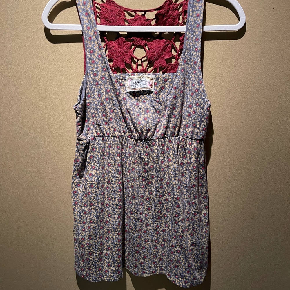 Incredibly cute sleeveless lacey top